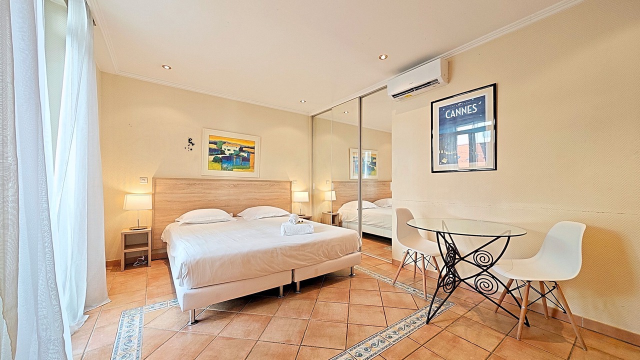 Photo of Bedroom in Cannes City Centre