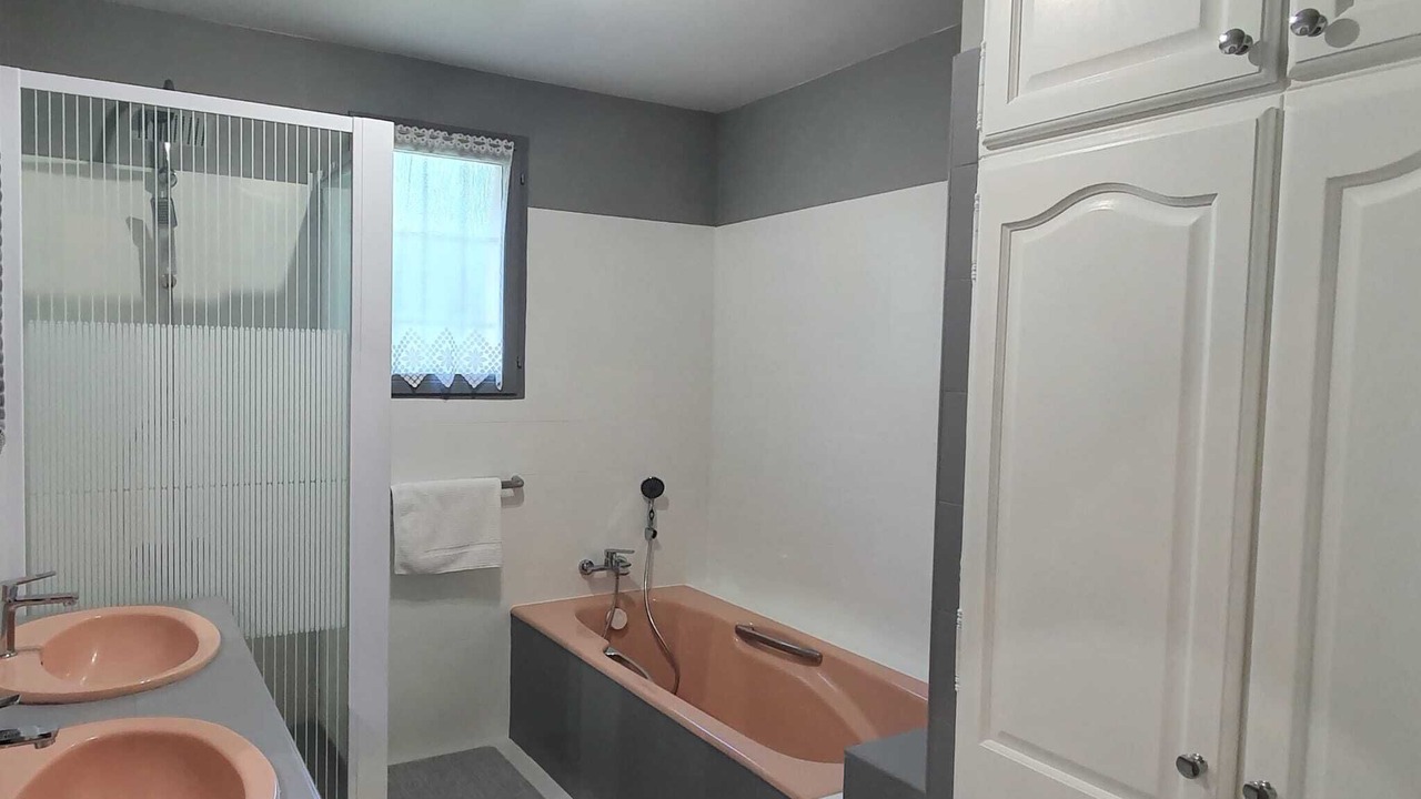 Photo of Bathroom in Menerbes
