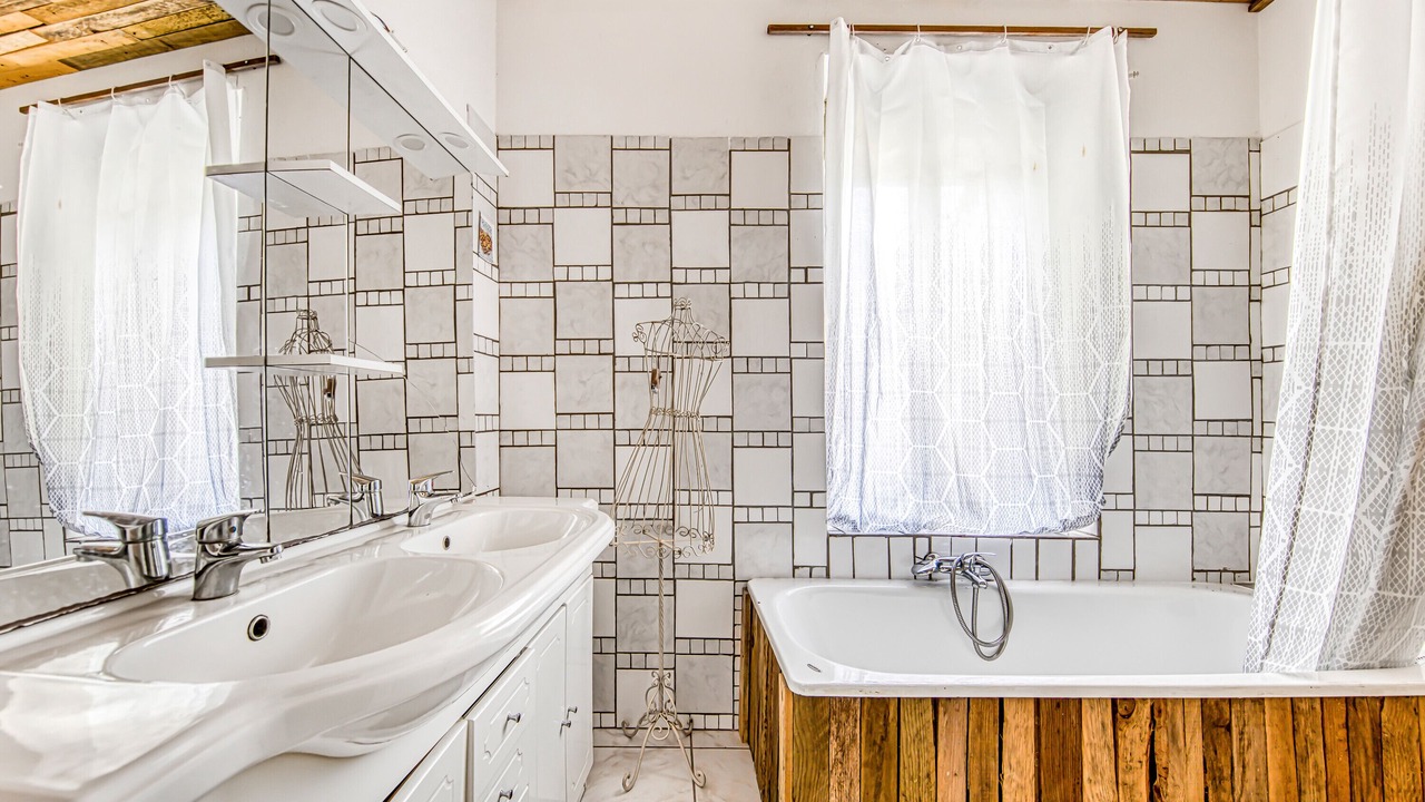 Photo of Bathroom in Saint-Germain-dEsteuil