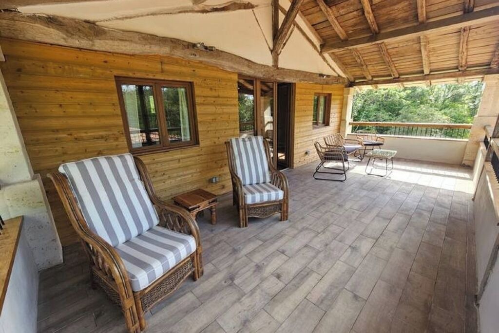 Photo of Patio Balcony in Champagne-et-Fontaine