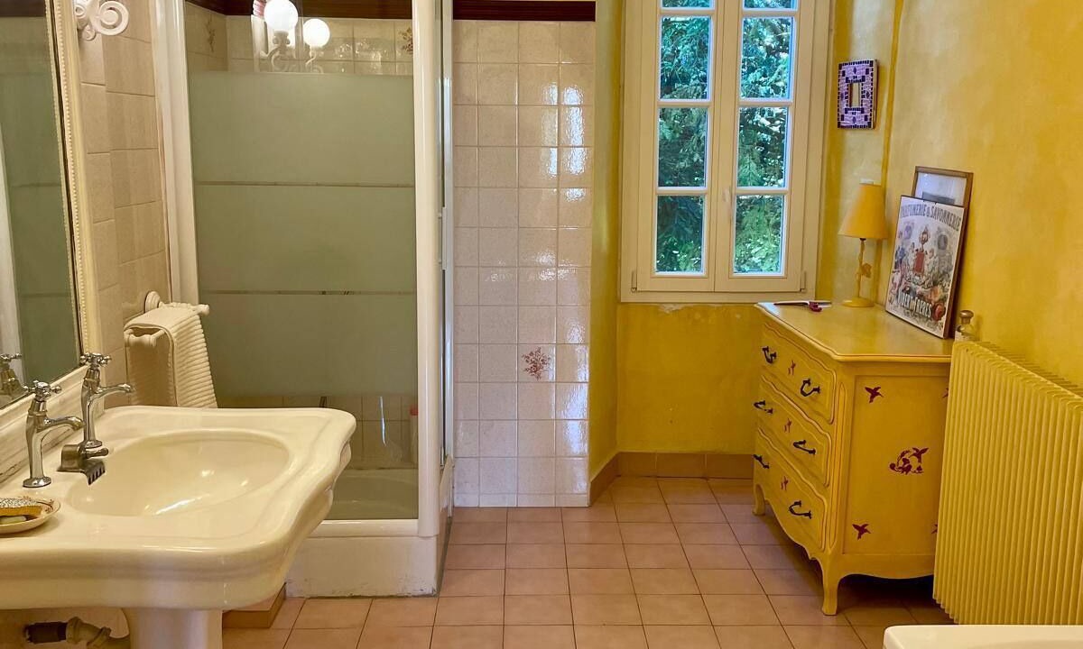 Photo of Bathroom in Saint-Aulaye-Puymangou