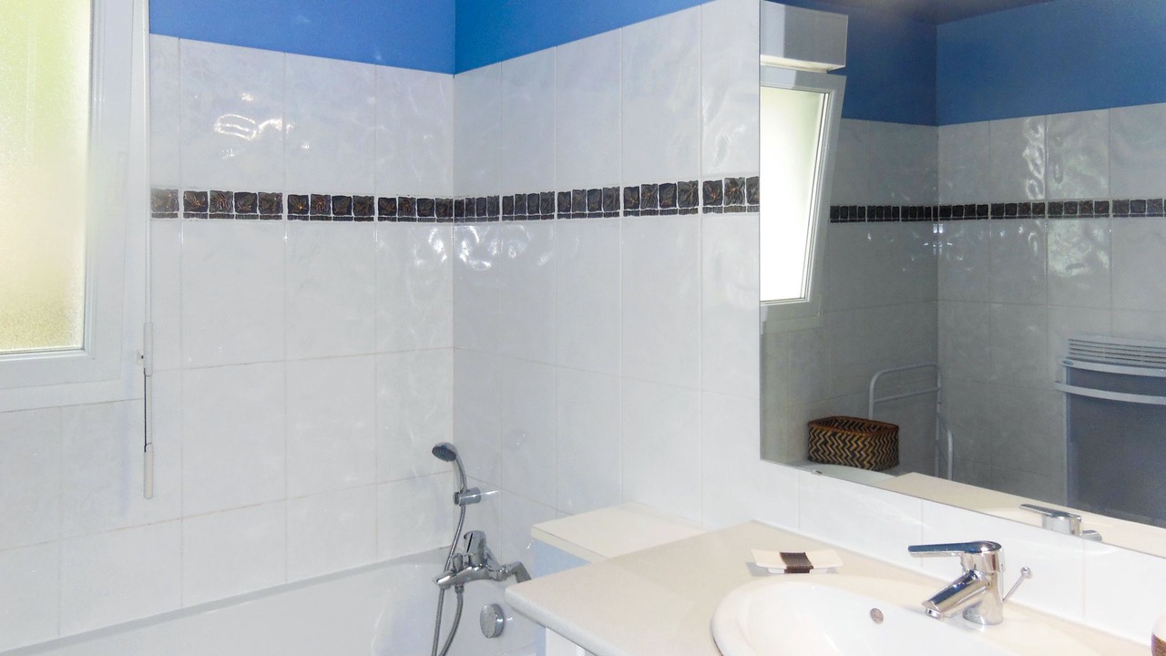Photo of Bathroom in Messanges