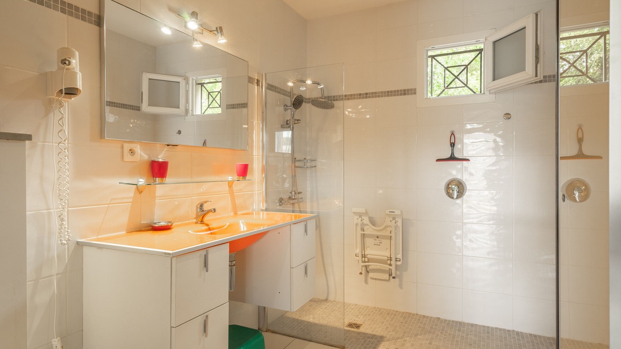 Photo of Bathroom in Saint-Simon-de-Bordes