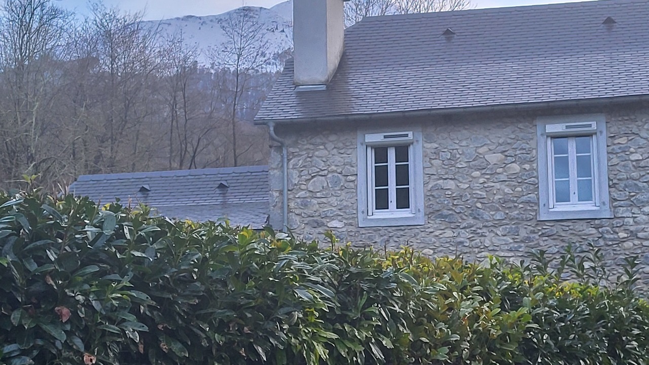 Photo of Outdoor in Louvie Juzon