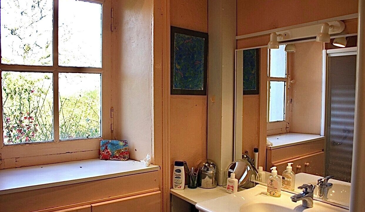 Photo of Bathroom in Queaux