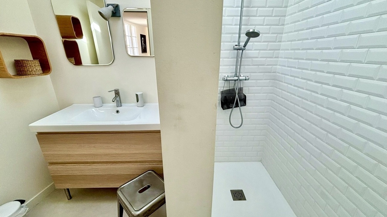 Photo of Bathroom in Domino