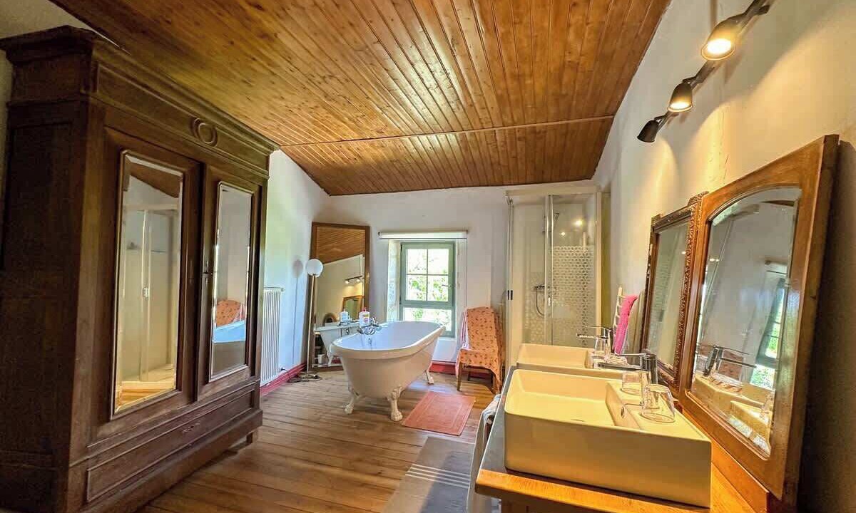Photo of Bathroom in Saint-Quentin-de-Chalais