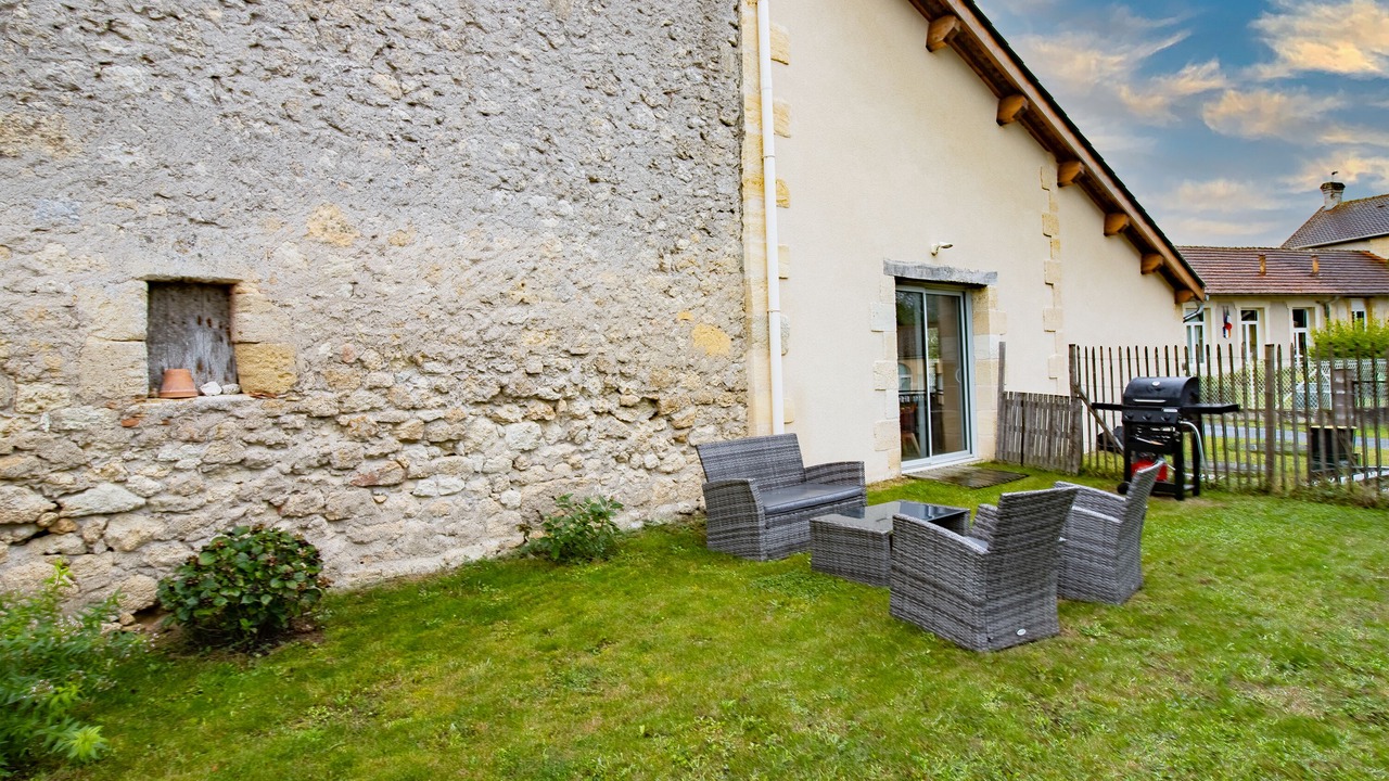 Photo of Patio Balcony in Les Salles-De-Castillon