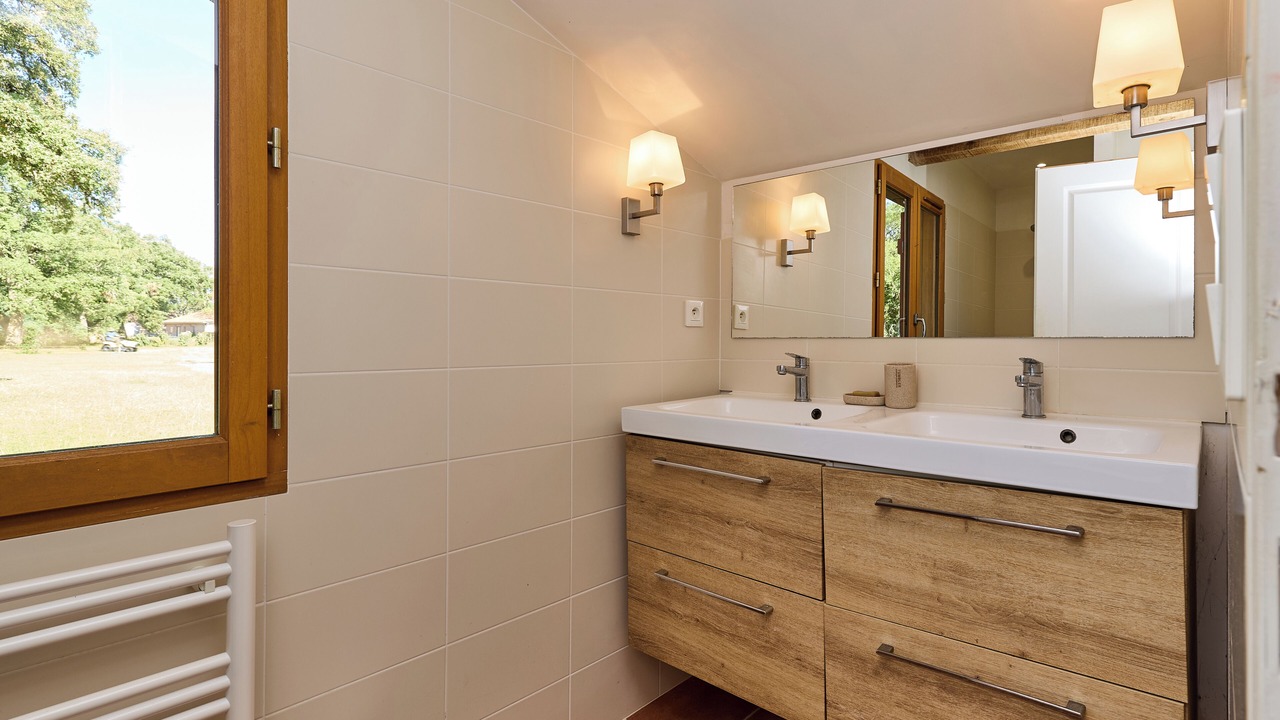 Photo of Bathroom in Messanges