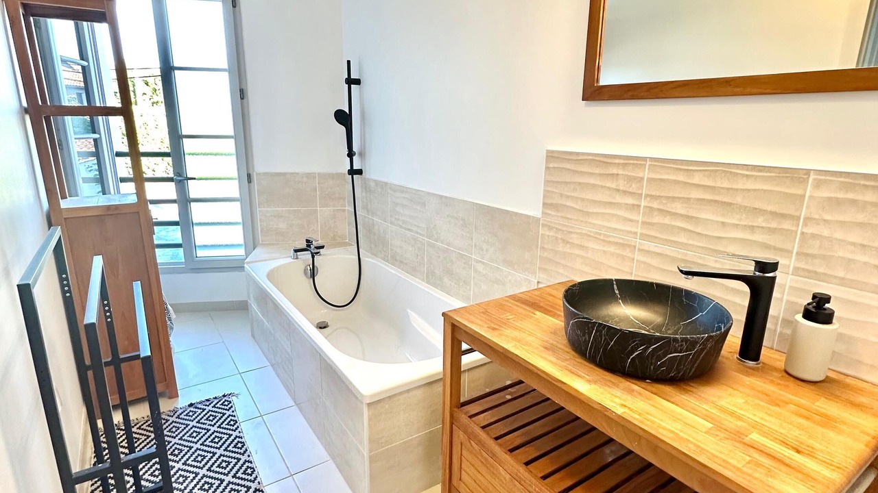 Photo of Bathroom in Libourne