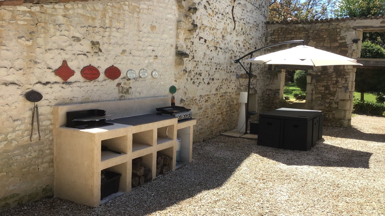 Photo of Patio Balcony in Saint-Martin-de-Sanzay