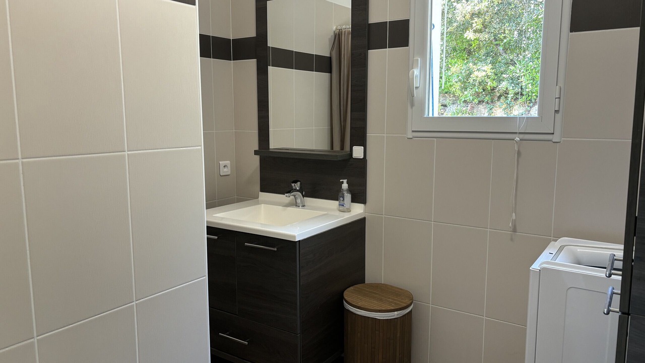 Photo of Bathroom in Domino