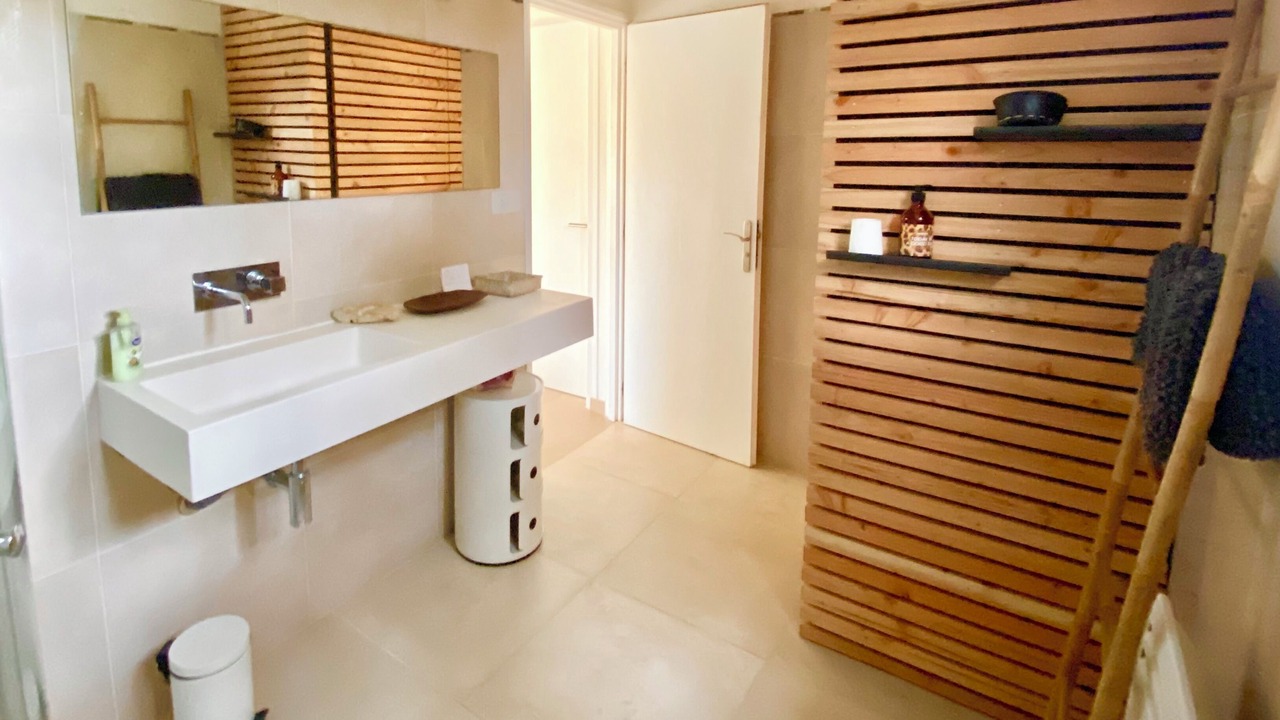 Photo of Bathroom in Domino