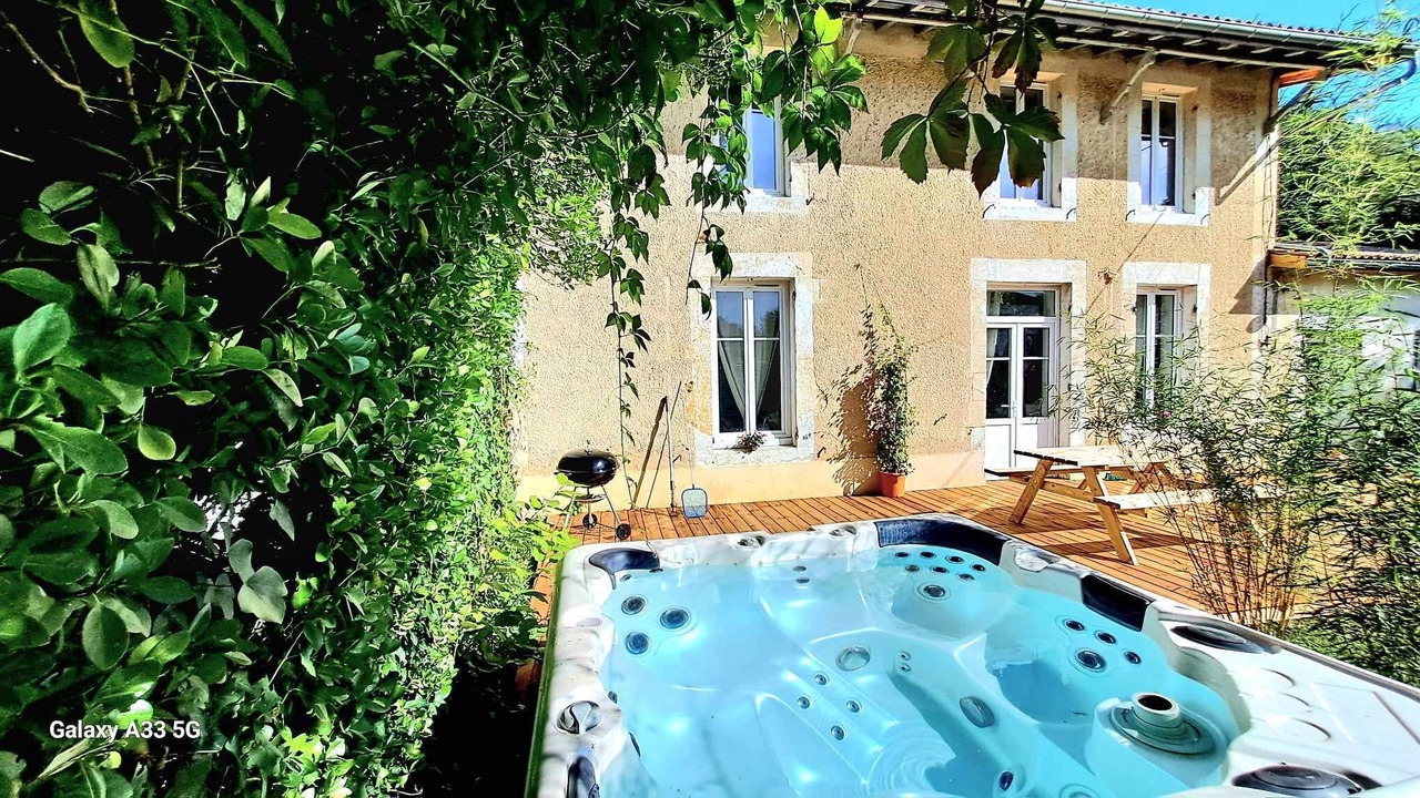 Photo of Outdoor in Salles
