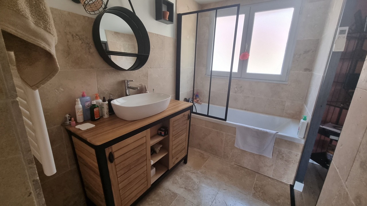 Photo of Bathroom in Messanges
