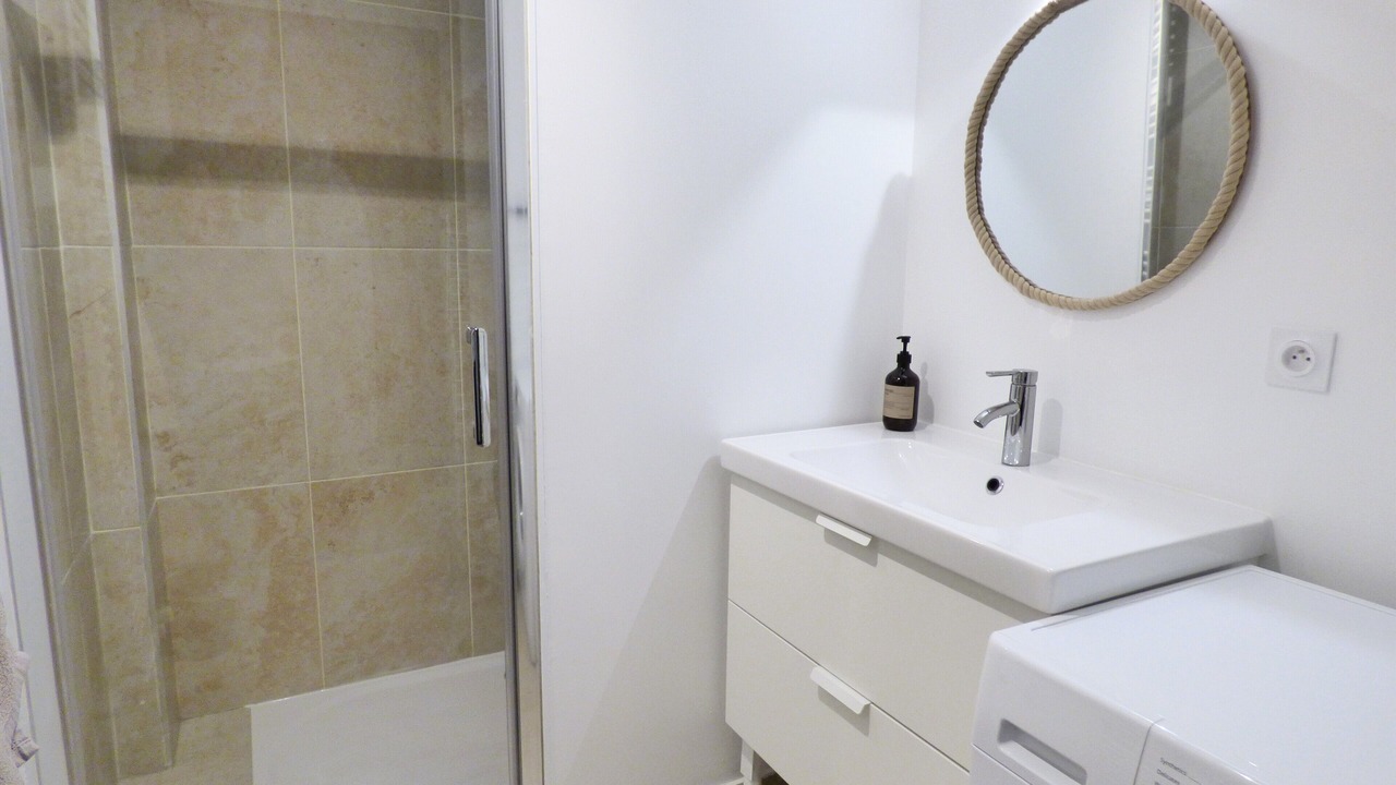 Photo of Bathroom in Messanges