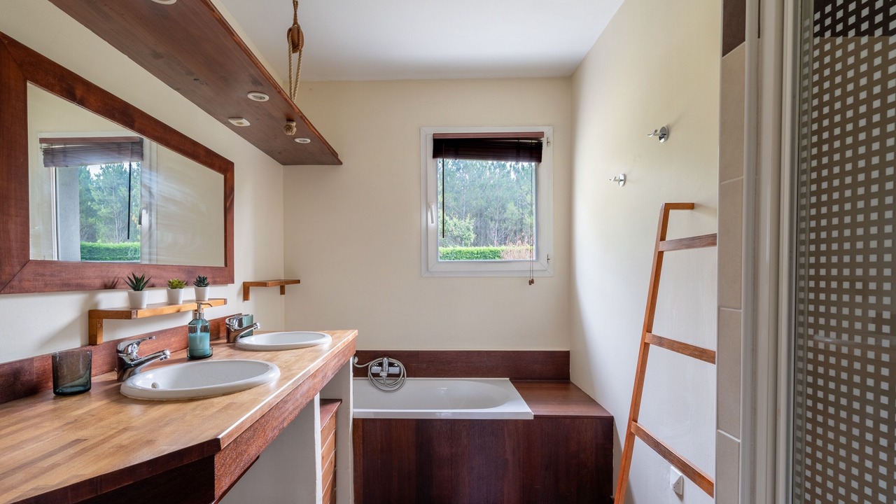 Photo of Bathroom in Saint-Jean-d'Illac