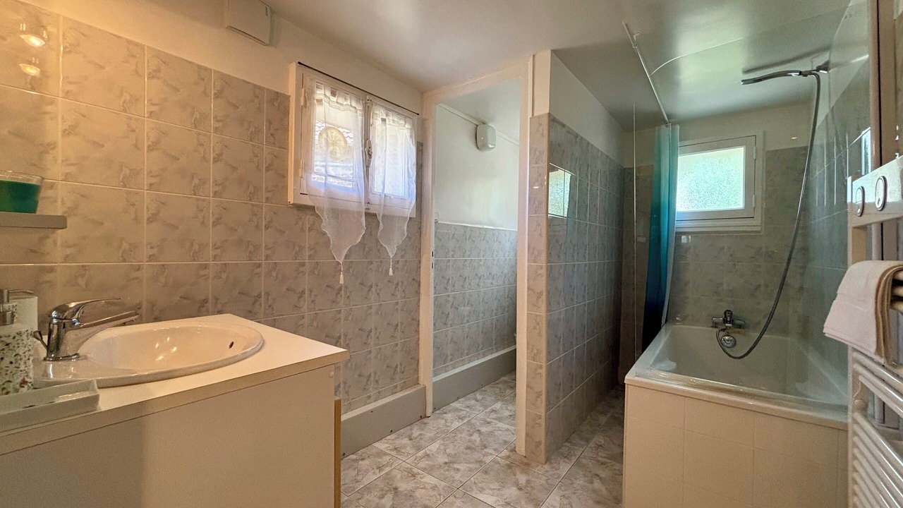 Photo of Bathroom in Naves