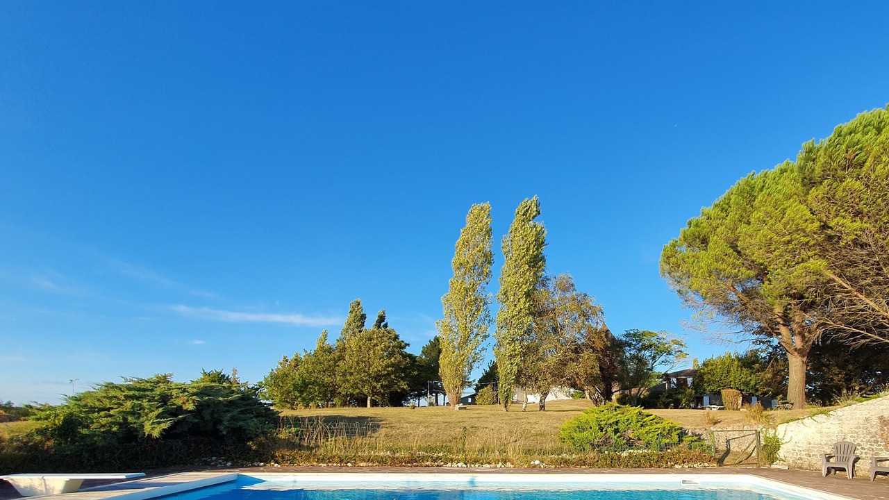 Photo of Outdoor in Saint-Martial-de-Mirambeau
