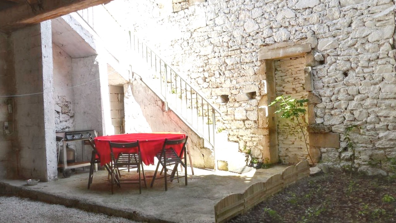 Photo of Others in Noves