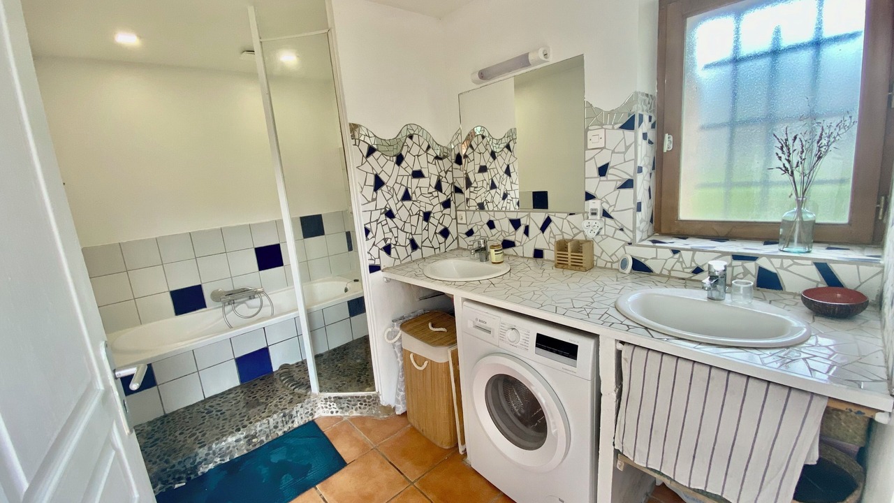 Photo of Bathroom in Cause-de-Clerans