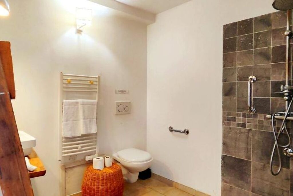 Photo of Bathroom in Garat