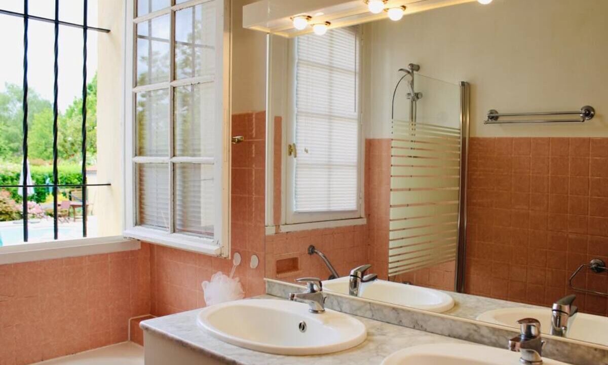 Photo of Bathroom in Saint-Julien-de-Lampon