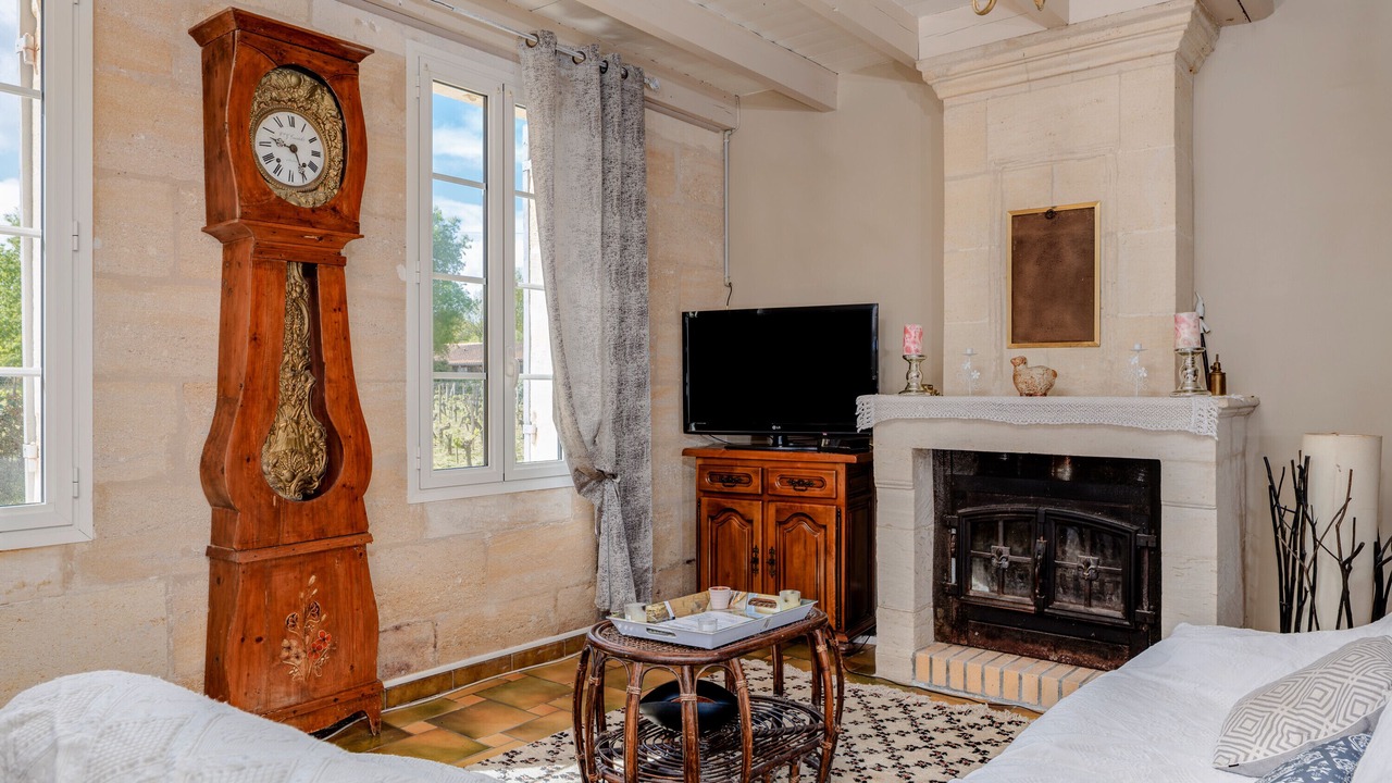 Photo of Livingroom in Petit-Palais-et-Cornemps