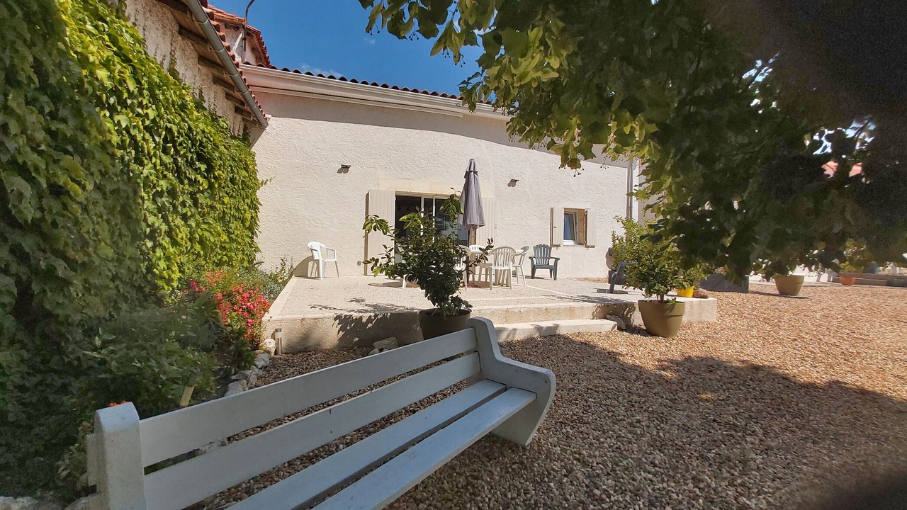 Photo of Patio Balcony in Aubeterre-sur-Dronne