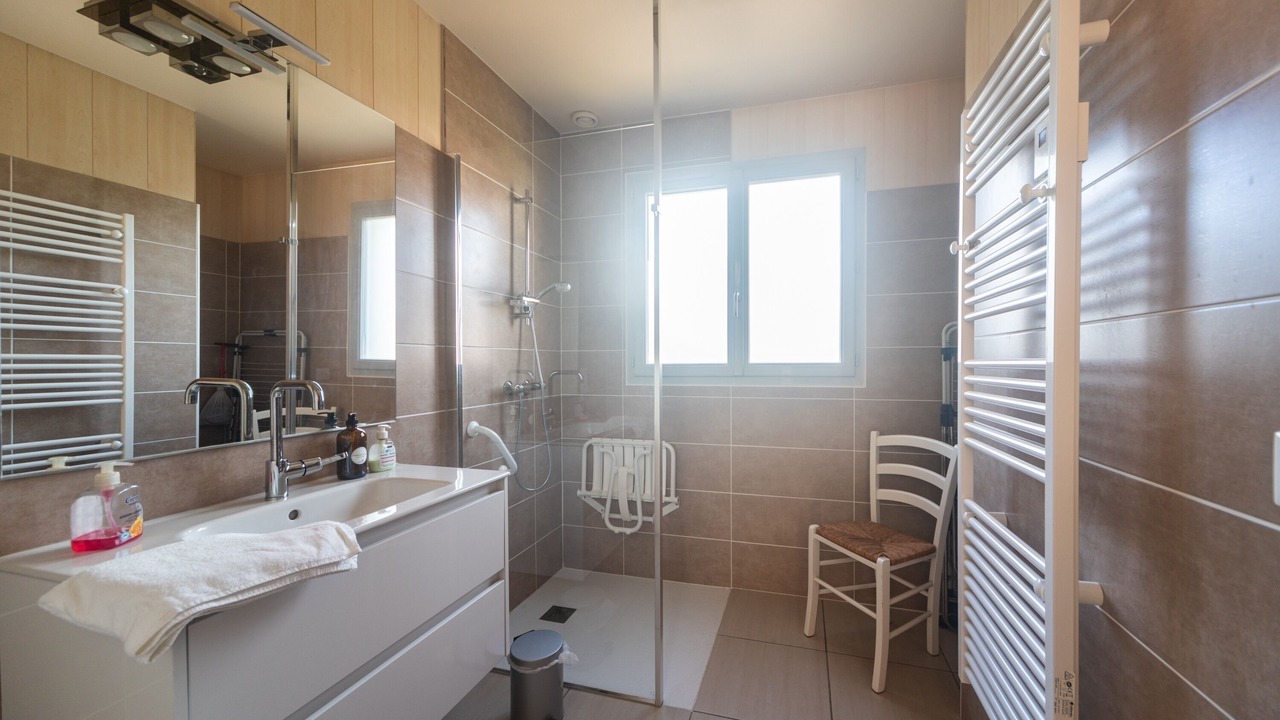 Photo of Bathroom in LAbsie