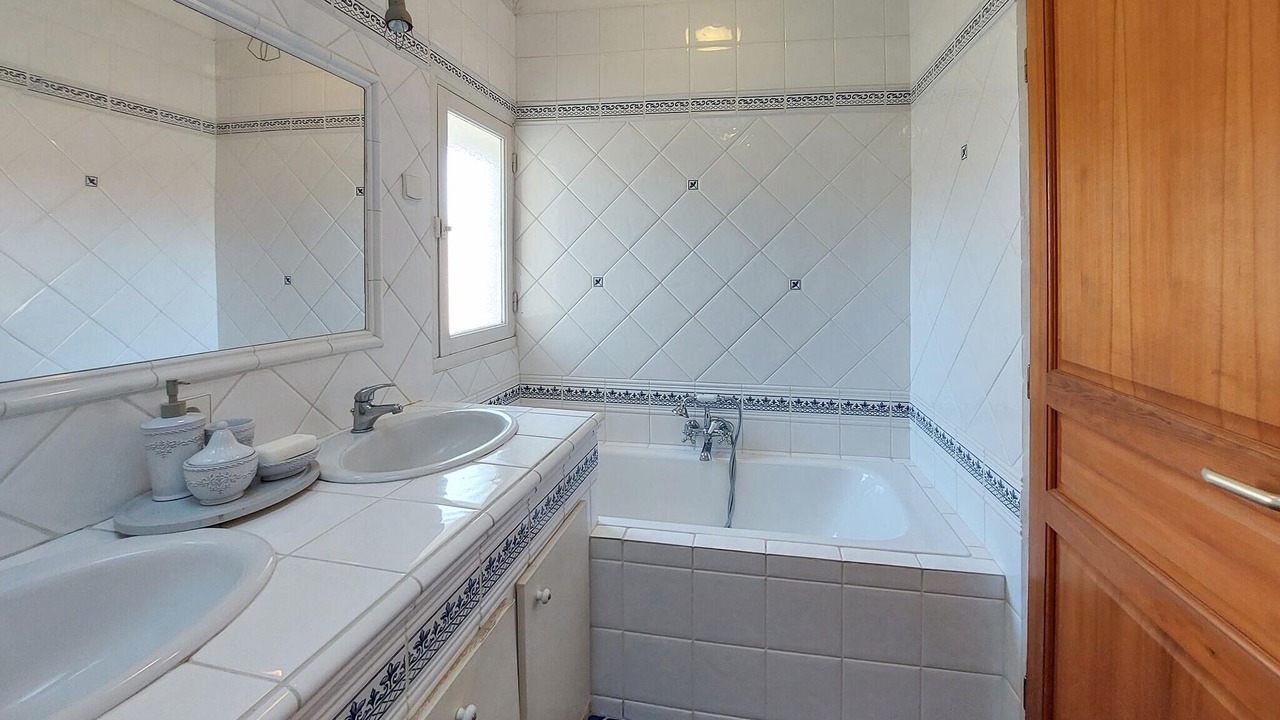 Photo of Bathroom in Ambares-et-Lagrave