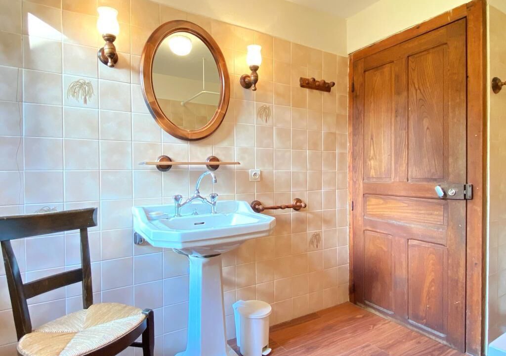 Photo of Bathroom in Issor