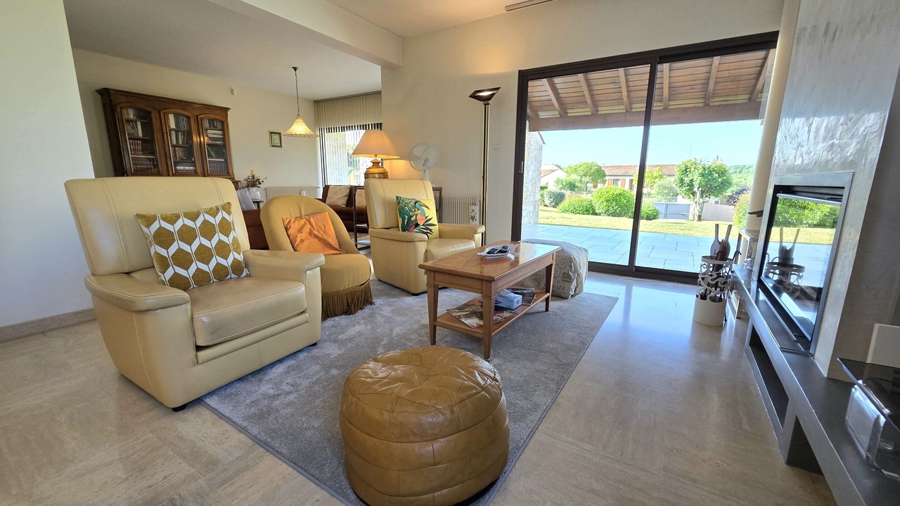 Photo of Livingroom in L'Isle-d'Espagnac