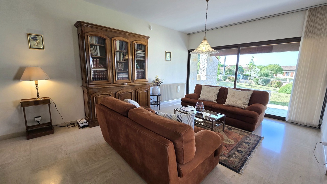 Photo of Livingroom in L'Isle-d'Espagnac