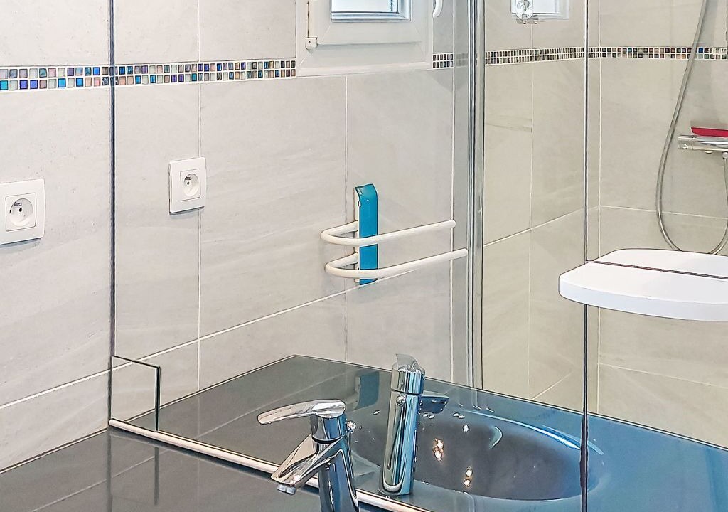 Photo of Bathroom in Domino
