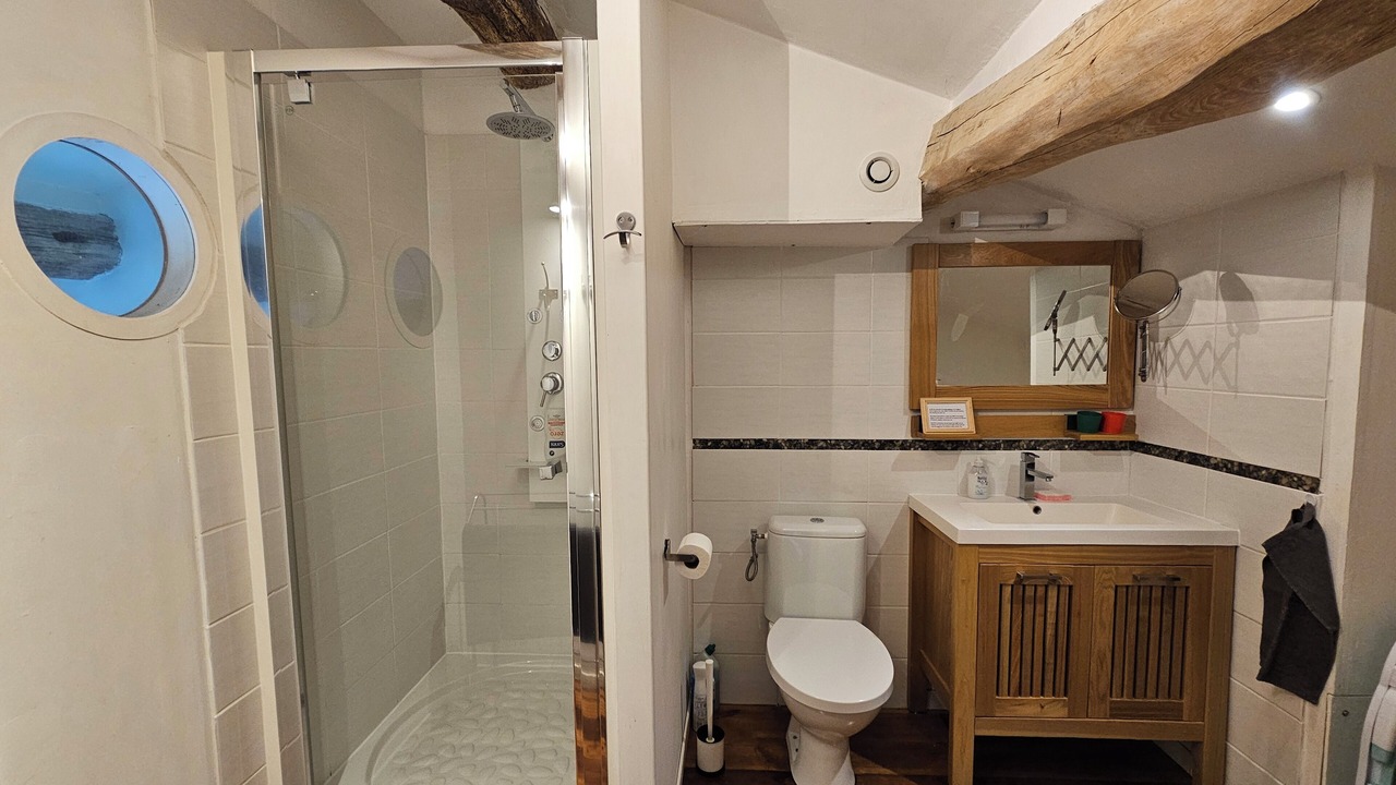 Photo of Bathroom in Genouille