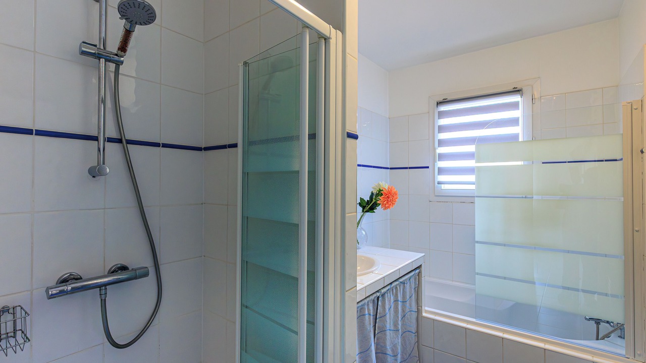 Photo of Bathroom in Messanges