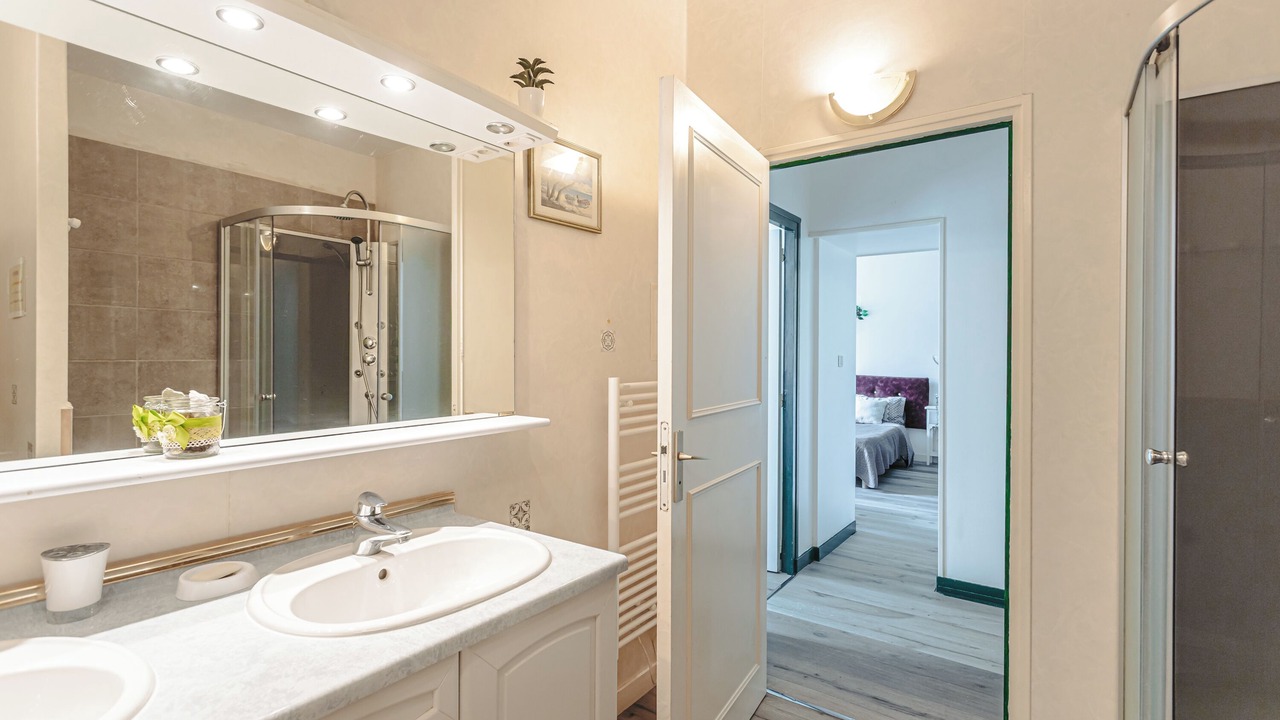 Photo of Bathroom in Genouille