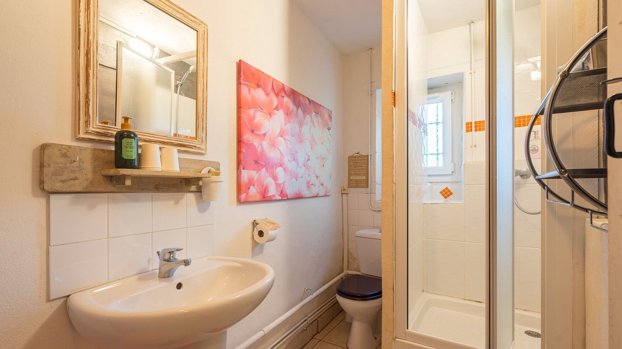Photo of Bathroom in Saint-Romain-de-Benet