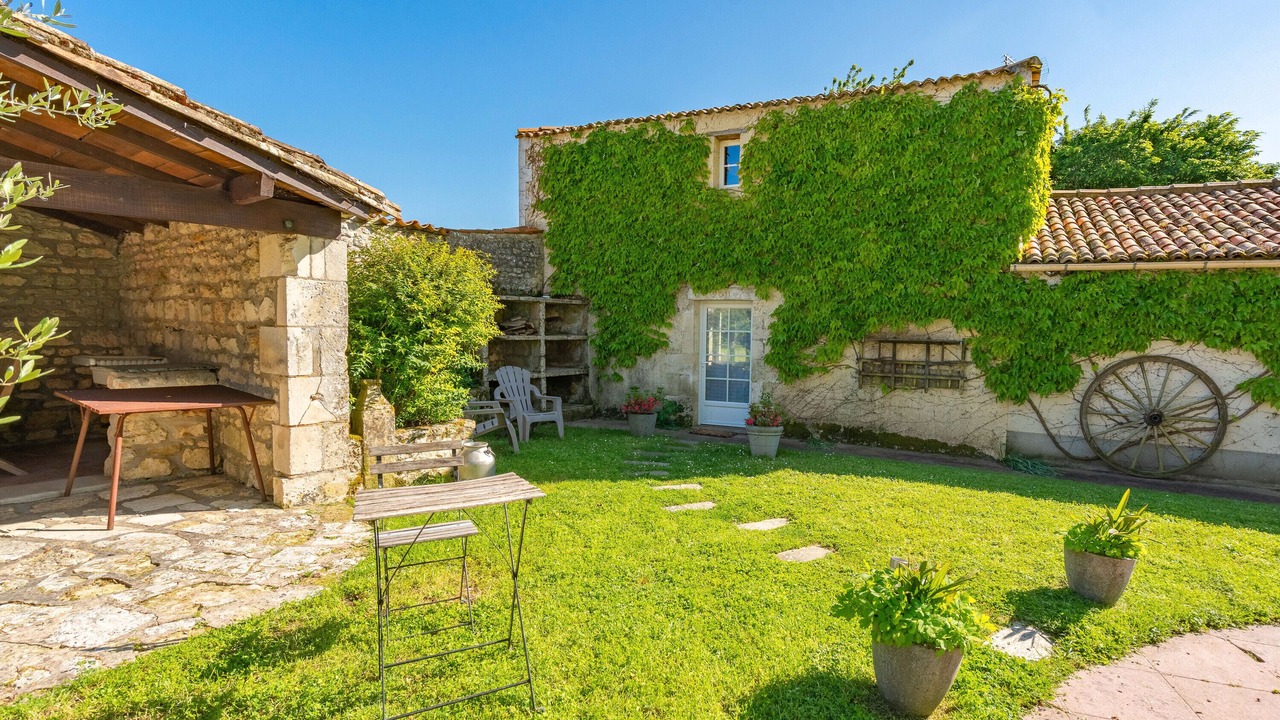Photo of Patio Balcony in Saint-Romain-de-Benet
