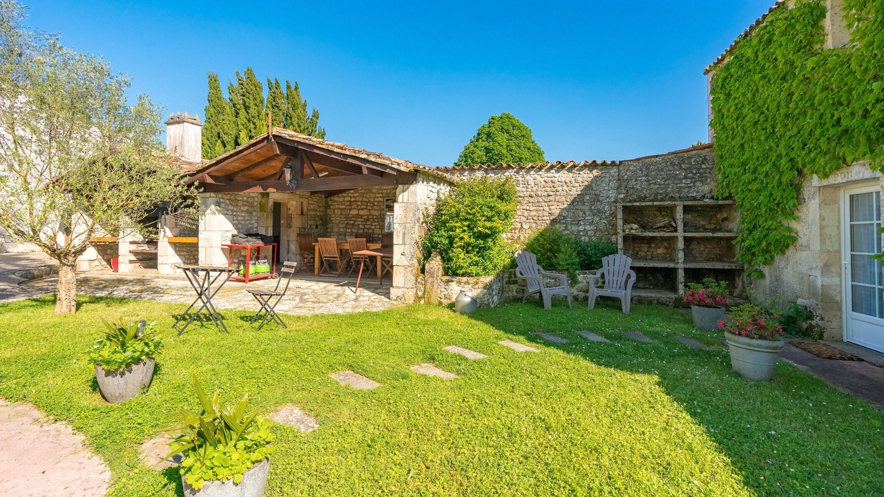 Photo of Patio Balcony in Saint-Romain-de-Benet