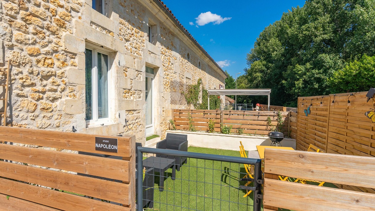 Photo of Patio Balcony in Saint-Genis-de-Saintonge