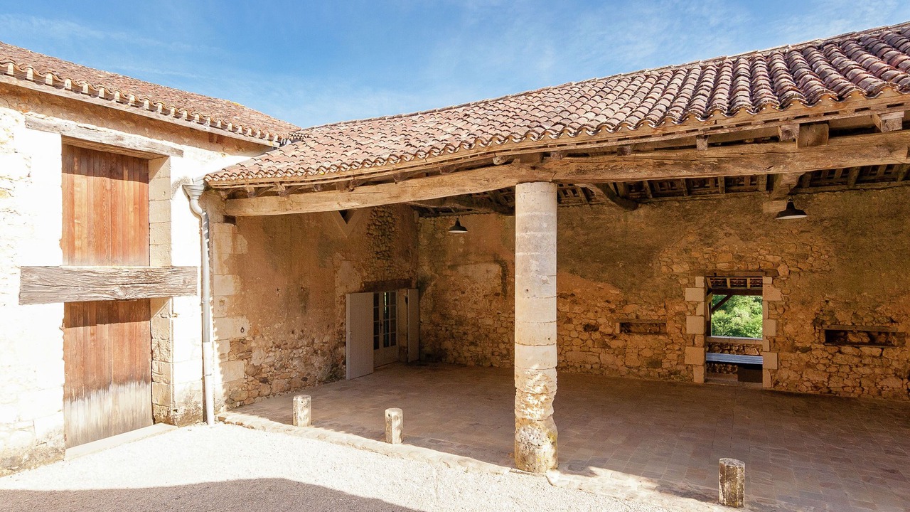 Photo of Patio Balcony in Saint-Georges-de-Montclard