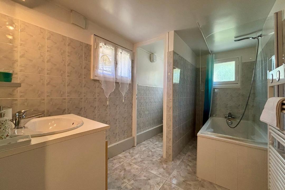 Photo of Bathroom in Naves