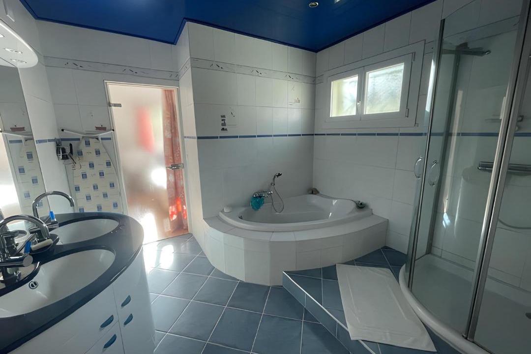 Photo of Bathroom in Leognan