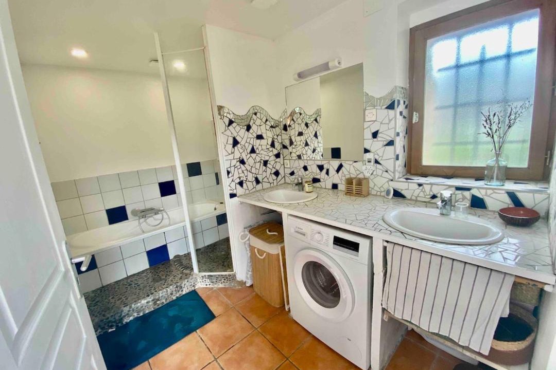 Photo of Bathroom in Cause-de-Clerans