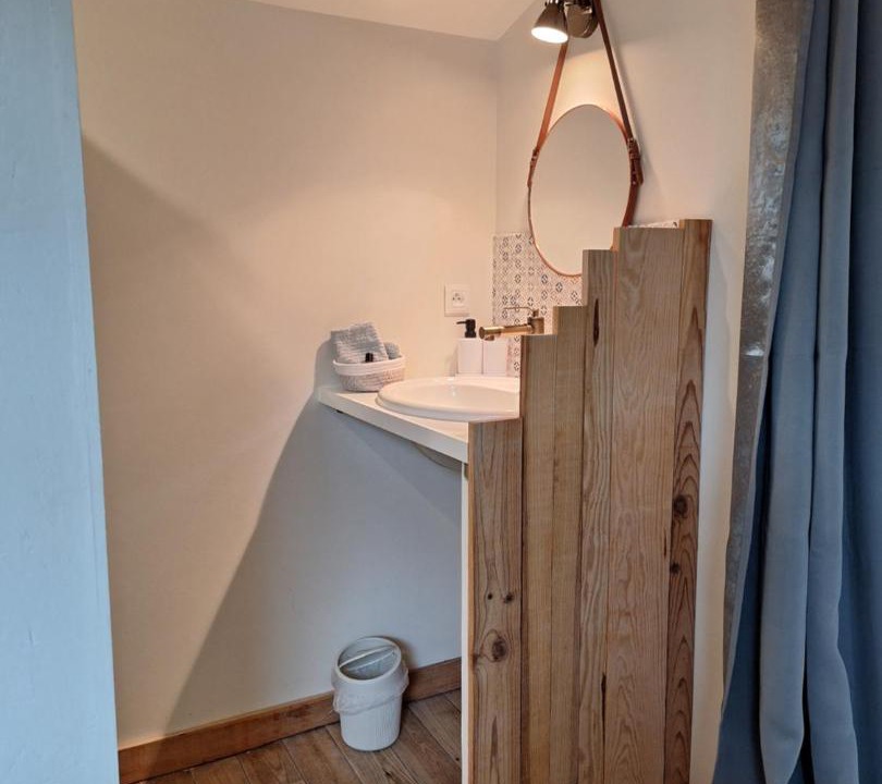 Photo of Bathroom in Pommiers-Moulons