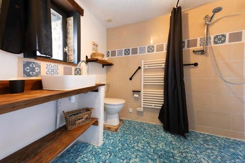 Photo of Bathroom in Champagne-et-Fontaine