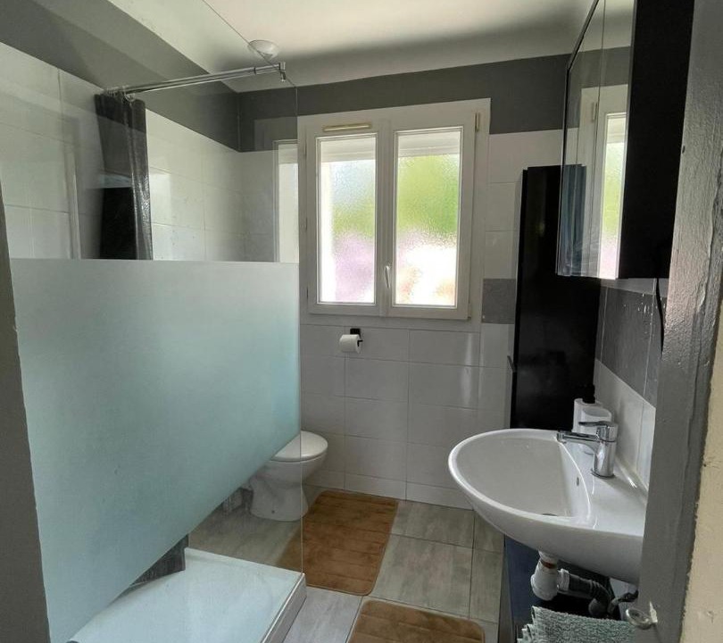 Photo of Bathroom in Cenon-sur-Vienne