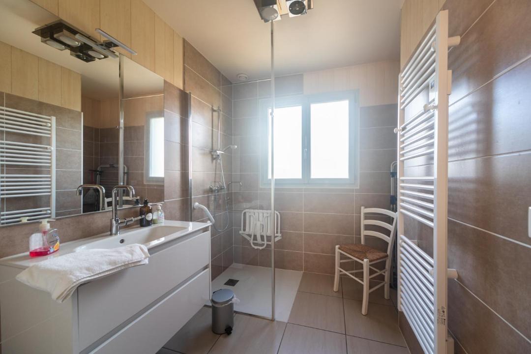 Photo of Bathroom in LAbsie